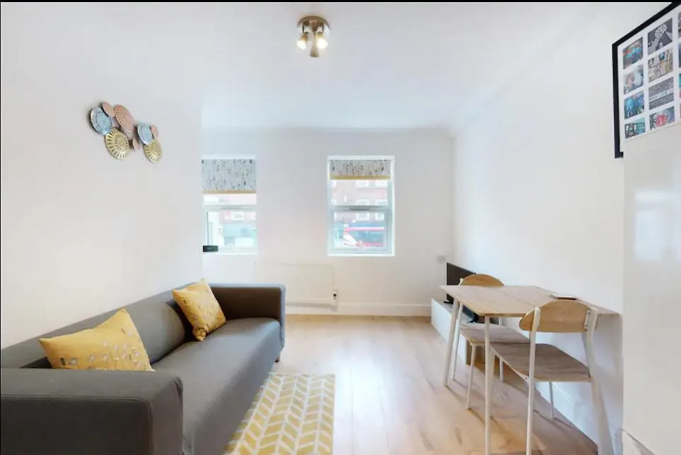 New Spacious 1 Bed Studio Flat In Aldgate Apartment London