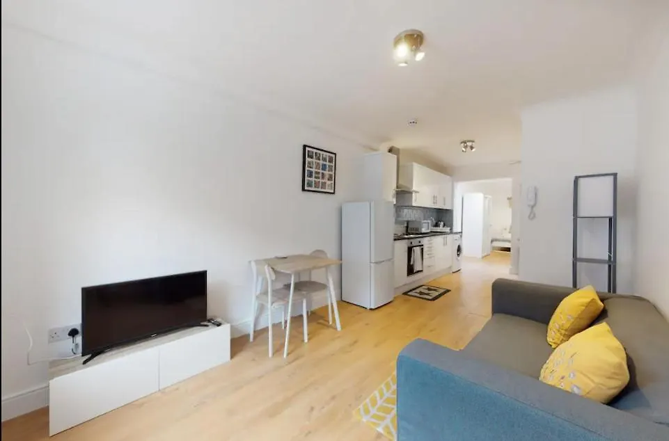New Spacious 1 Bed Studio Flat In Aldgate Apartment London